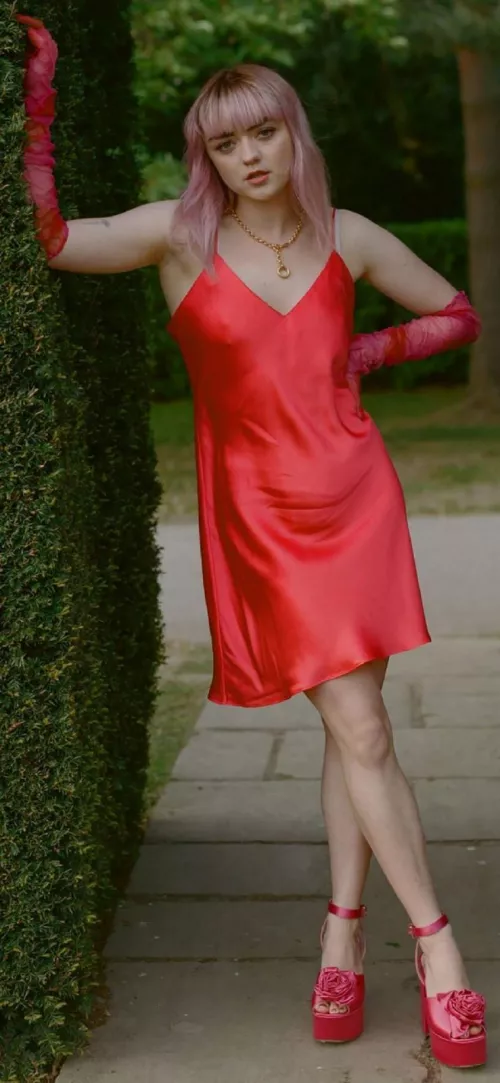 Let's fuck Maisie Williams nice and hard Let's fuck Maisie Williams nice and hard
