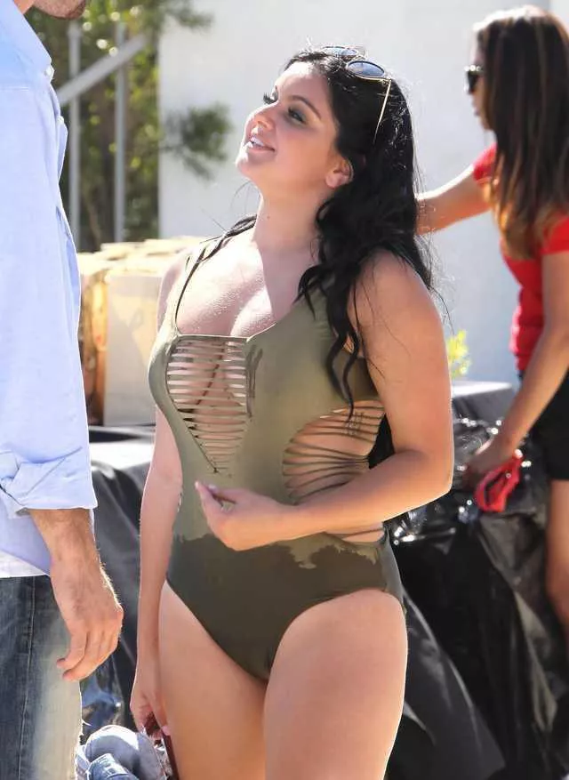 Let’s get bi for Ariel Winter’s huge natural titties Let’s get bi for Ariel Winter’s huge natural titties