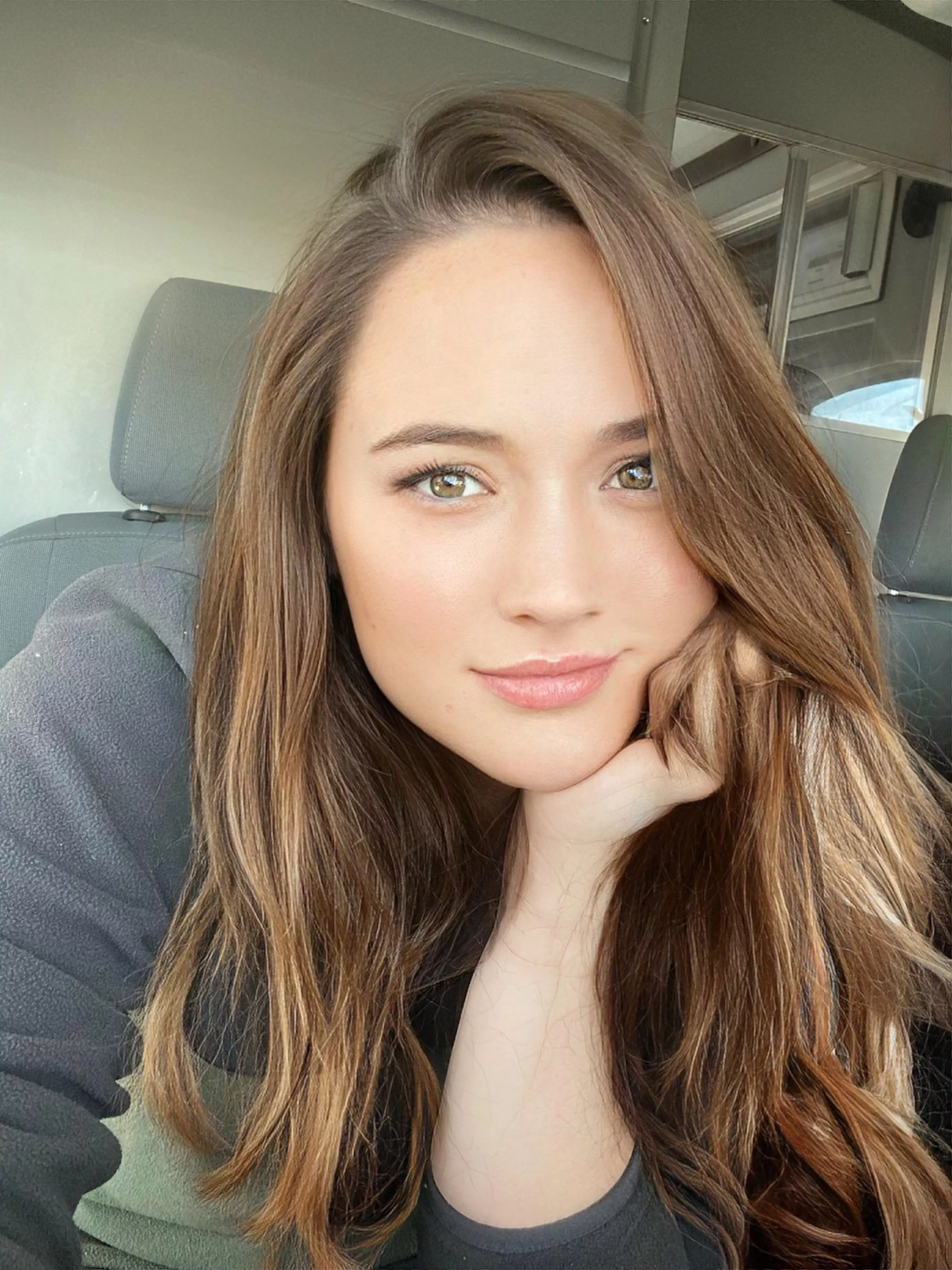 Let’s get to know each other! Check the comments! 😘