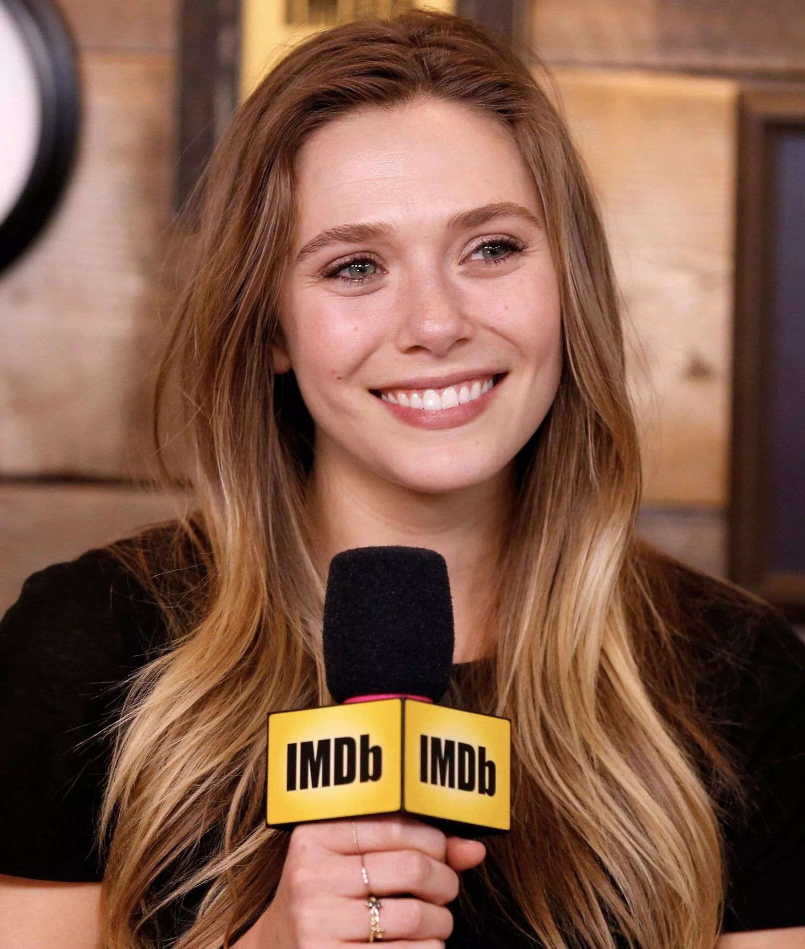 Let's have a bi threesome with Elizabeth Olsen Let's have a bi threesome with Elizabeth Olsen