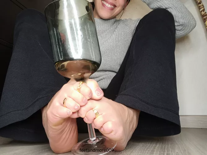 lets have fun and stay at home, i drink wine, you sucks toes, deal?! 🍷🥰 lets have fun and stay at home, i drink wine, you sucks toes, deal?! 🍷🥰