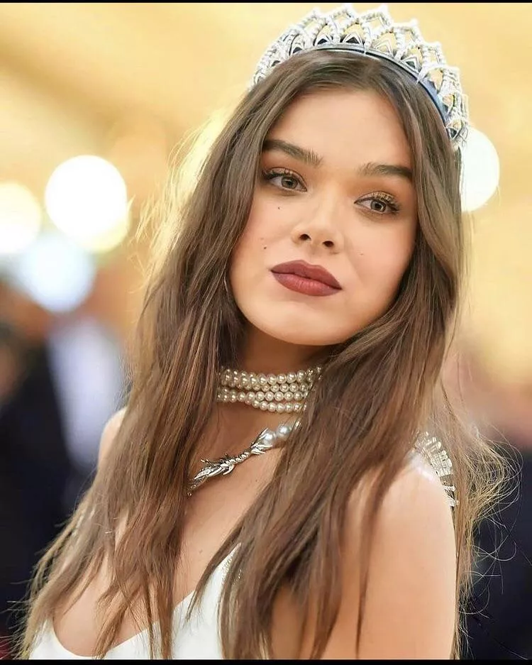 Let’s jerk off and moan for Hailee Steinfeld Let’s jerk off and moan for Hailee Steinfeld