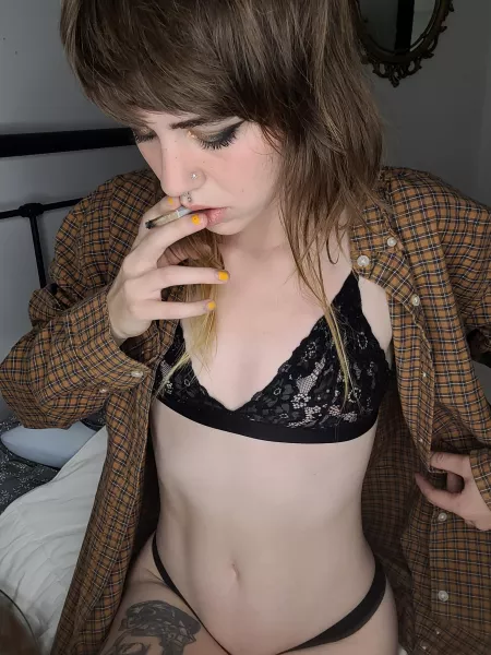 Let's smoke and fuck 🤍