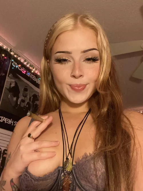 let’s smoke and fuck😈