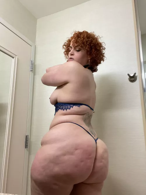 Let’s start the week off with a nice big booty Let’s start the week off with a nice big booty