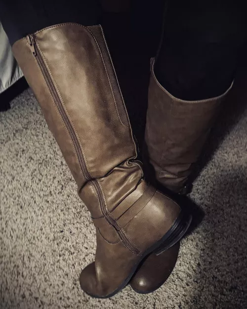 Lick all the way up the zipper.👅👢