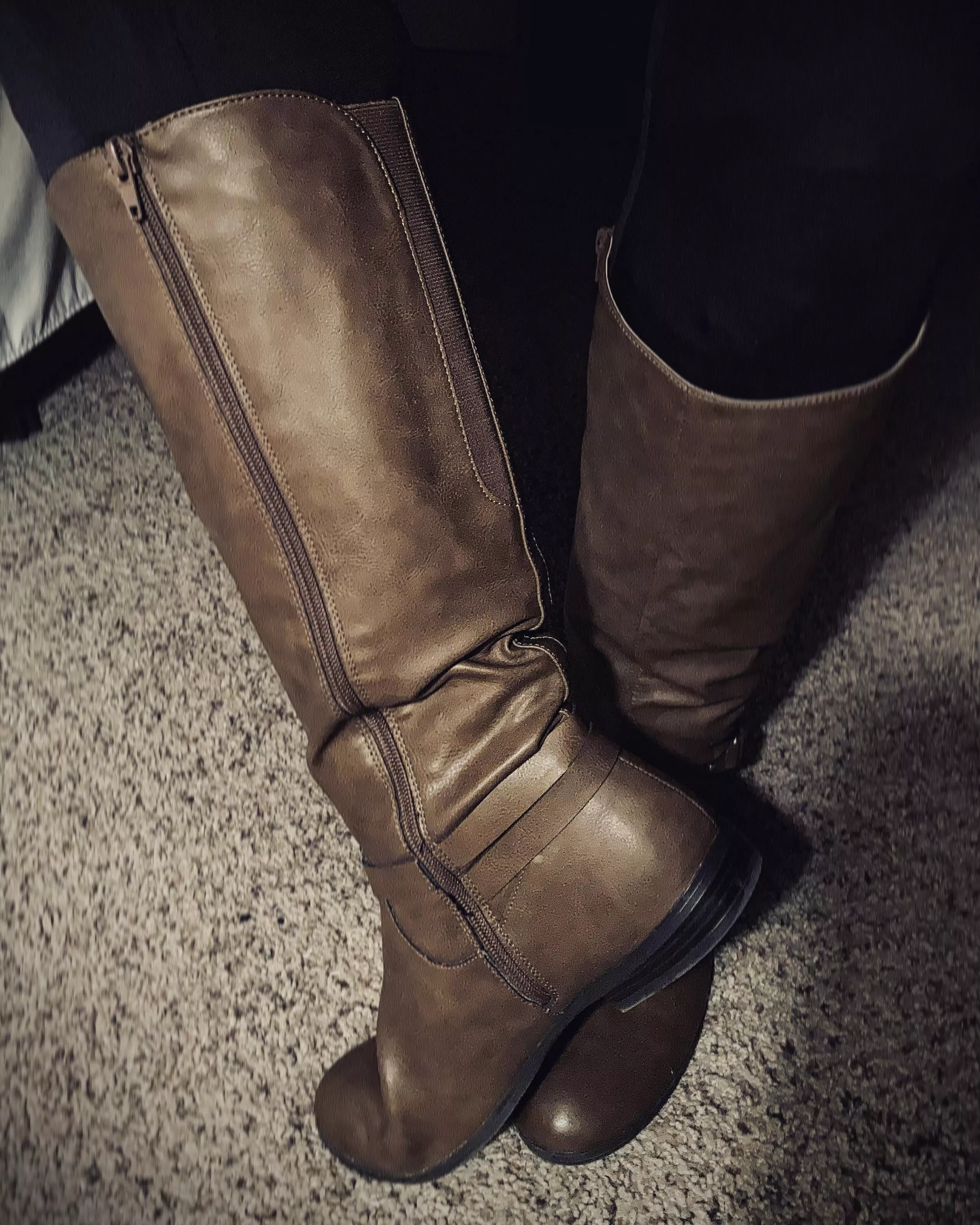 Lick all the way up the zipper.👅👢