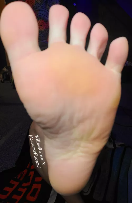 Lick every single wrinkle 😜 [OC][F]