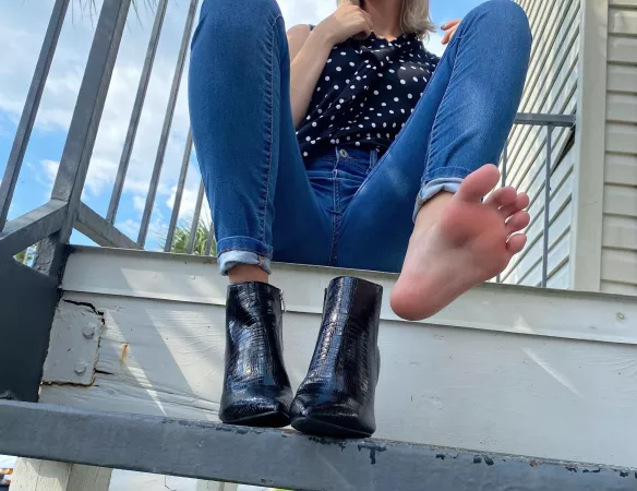 lick from heel to toeπ