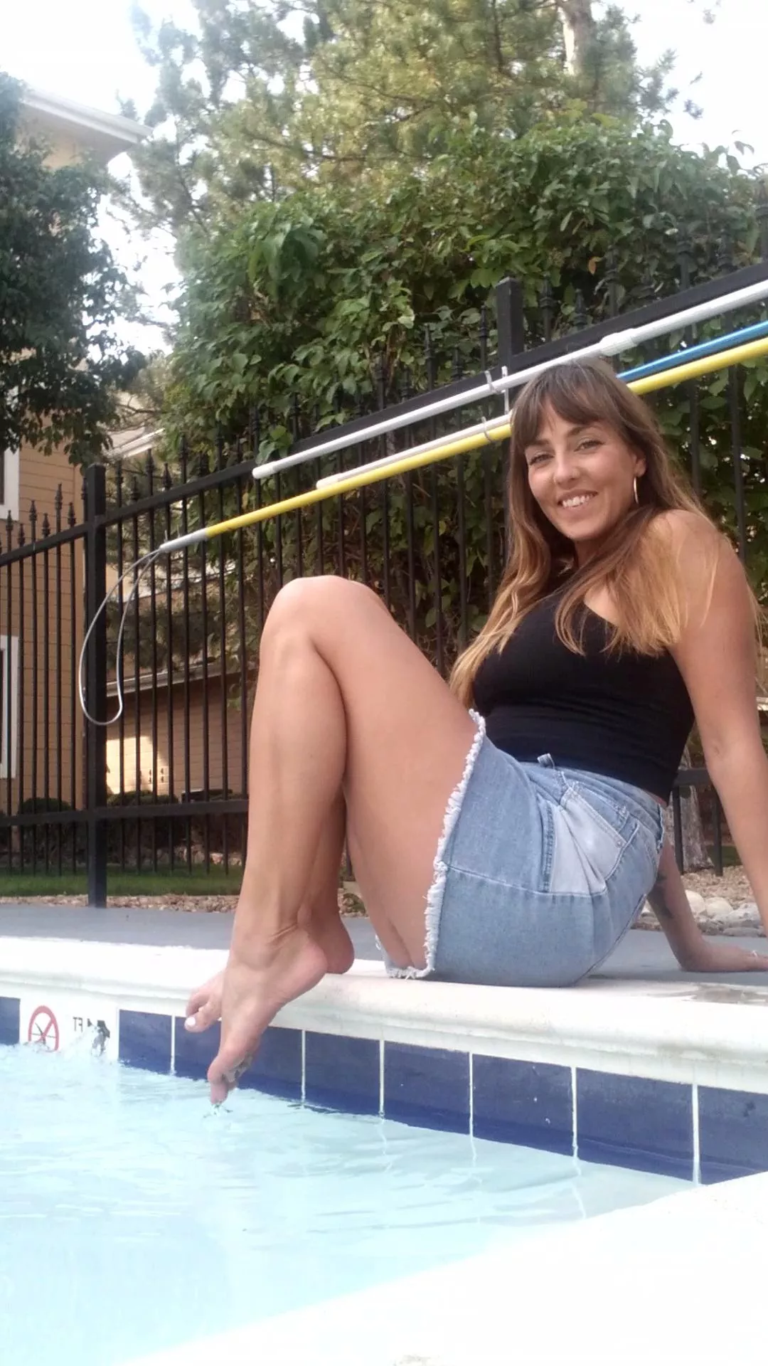 Lick my pussy by the pool😏 can my husband watch? Lick my pussy by the pool😏 can my husband watch?