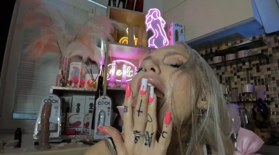 licking 💦 from my face with my acrylic nails and dsl!