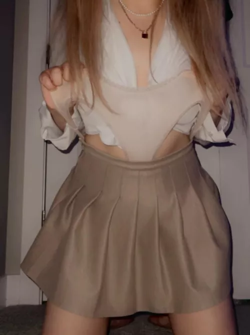 Like my uniform and pigtails daddy?🥰 I think it goes well with the wedgie 😉💦