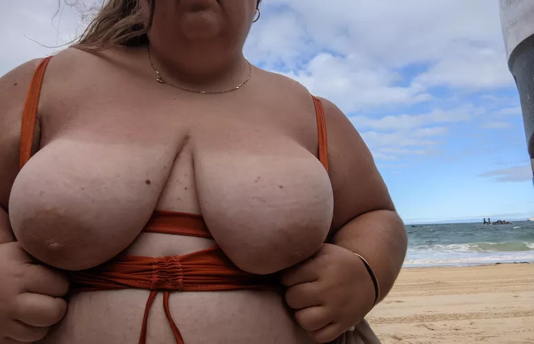 lil vacation snap 💚 top 3 things to take to a deserted island?🏝️ 23f lil vacation snap 💚 top 3 things to take to a deserted island?🏝️ 23f