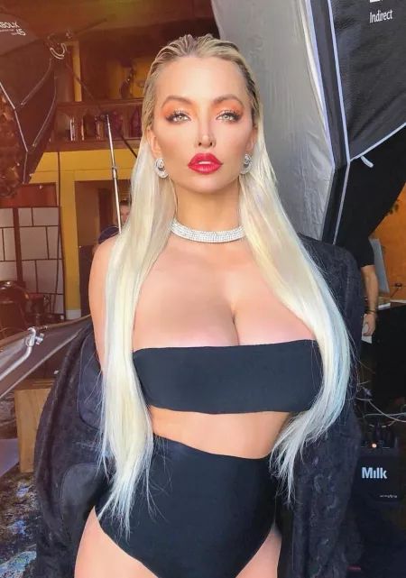 Lindsey Pelas is a living trophy Lindsey Pelas is a living trophy