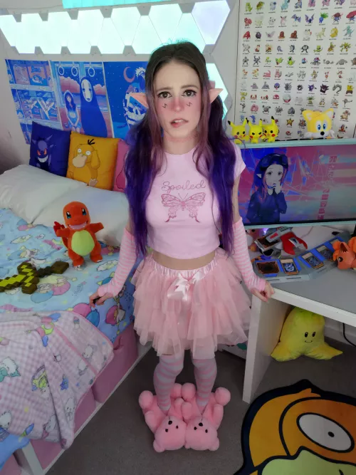 lip biting lil elf gamer girl ???