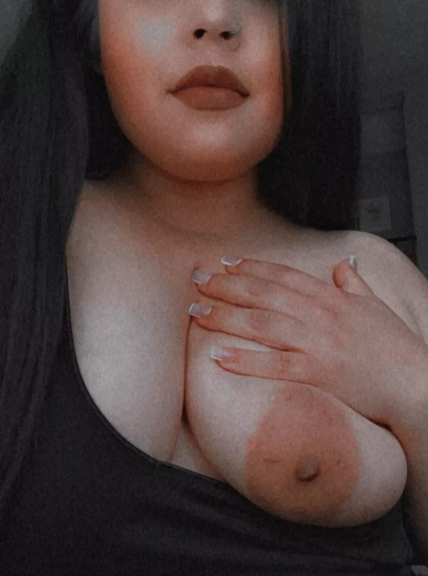 Lips like licorice, tongue candy 👅