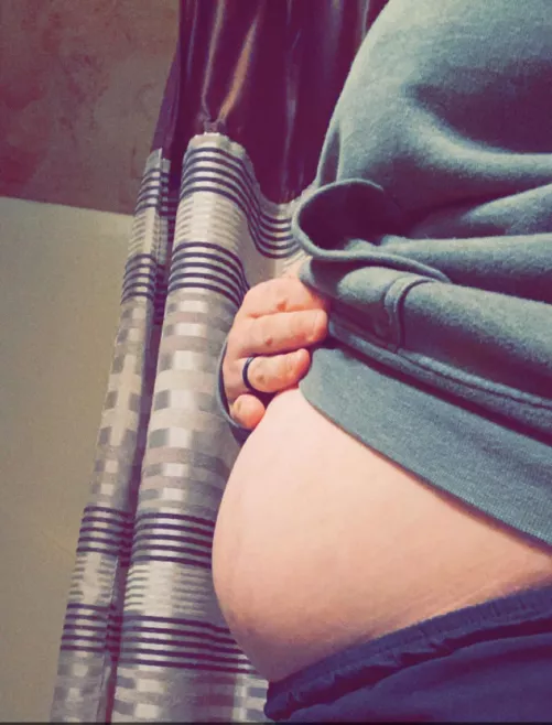 Little babe #4 is trying to make their presence known early! The baby (or babies 😬) bloat is real ❤️