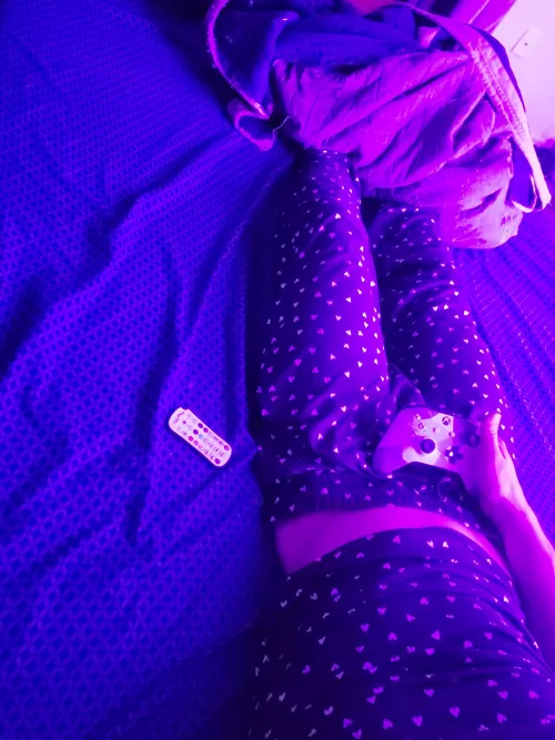 little bit of gaming before i go to bed and cuddle but if anyone wants tho cuddles and keep me warm the offer is here😊🥺😇