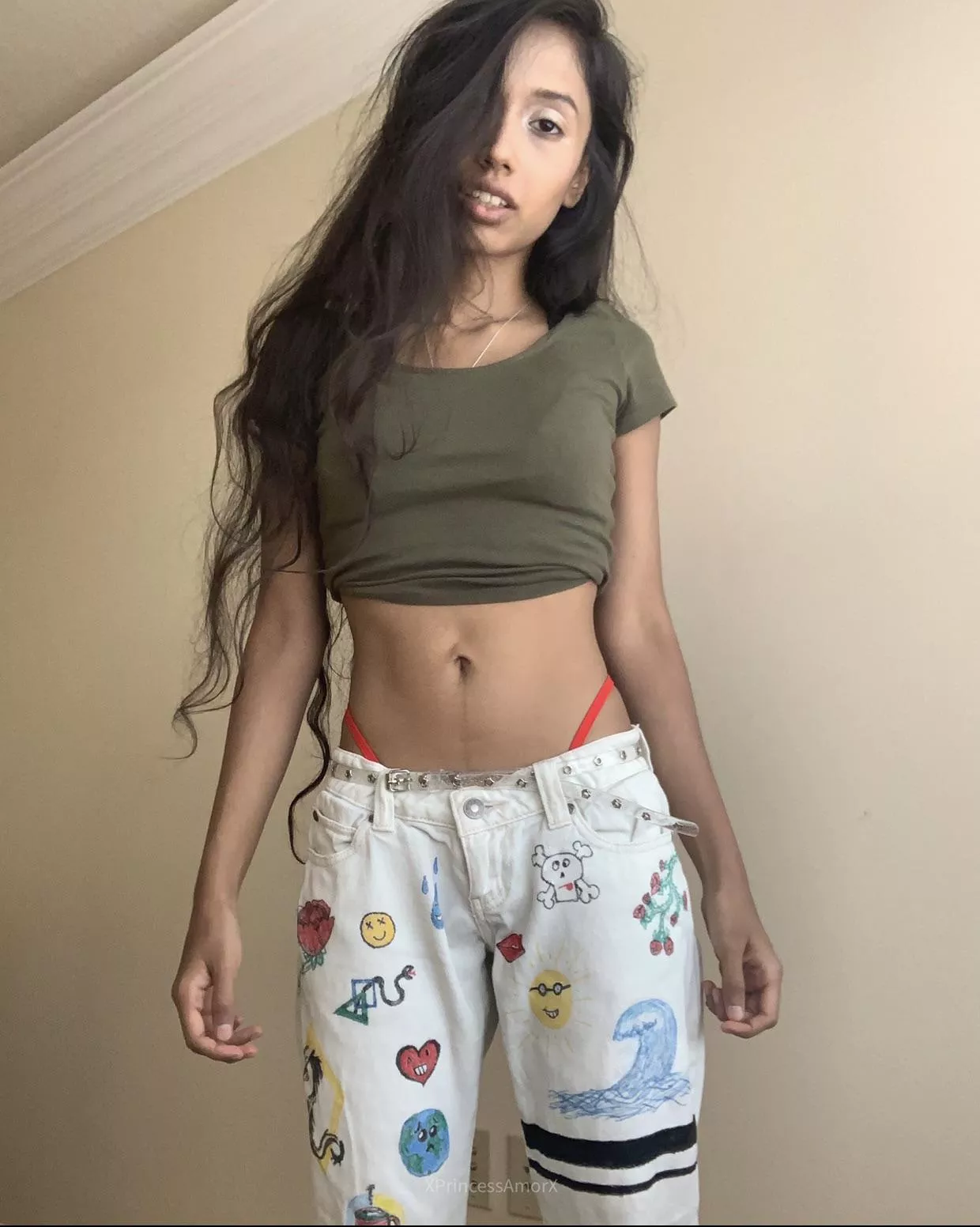 Little top, low-waisted pants, perfect to show off the midriff😋