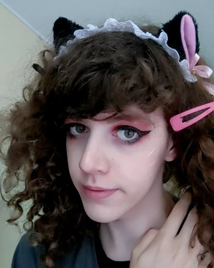 little white whiskers! 🤍😽