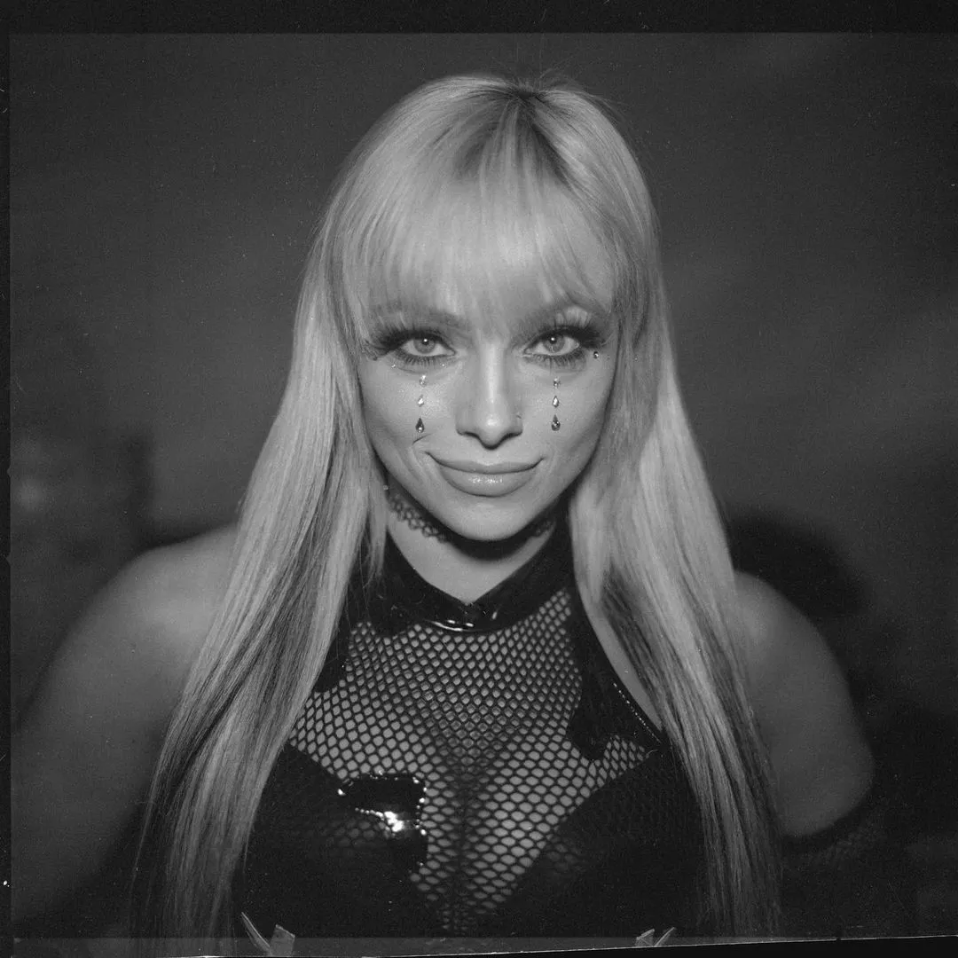 Liv lookin so sexy in those bangs Liv lookin so sexy in those bangs