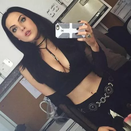 Liz is so sexy can someone rp as her and help me cum Liz is so sexy can someone rp as her and help me cum