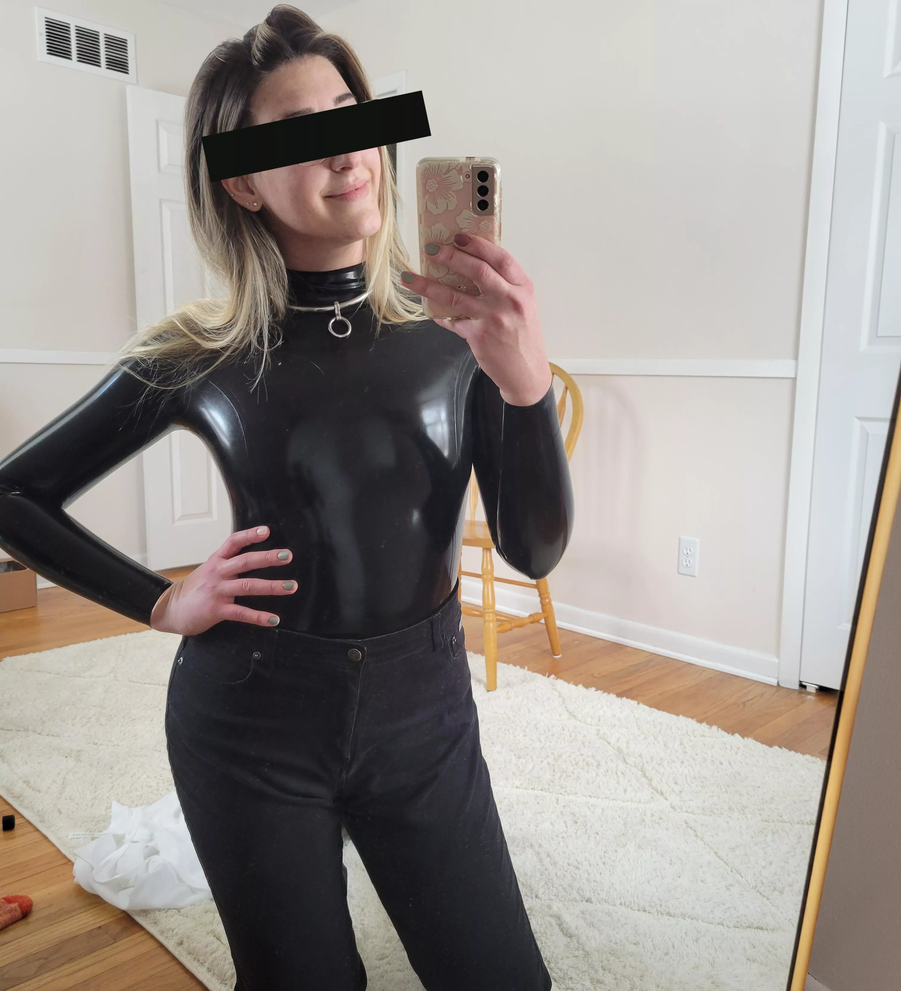 Locked up and shined down 💦💦💦 who else loves latex as much as I do? Had a fun day out in my catsuit down town 🙈