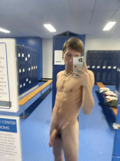 locker room top energy āØ