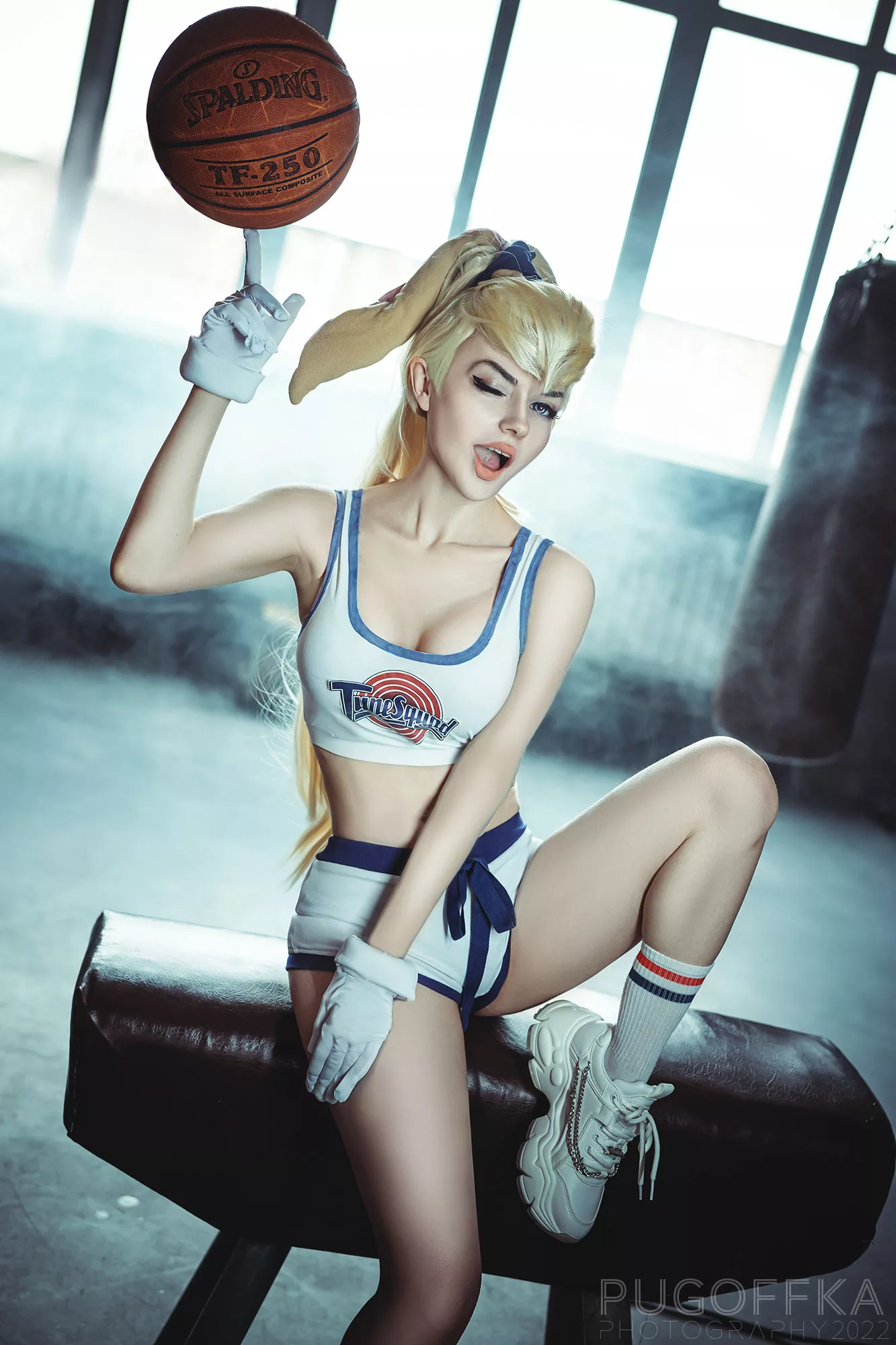 Lola Bunny Space Jam cosplay by Lil_G, photo by Pugoffka_sama [photographer]