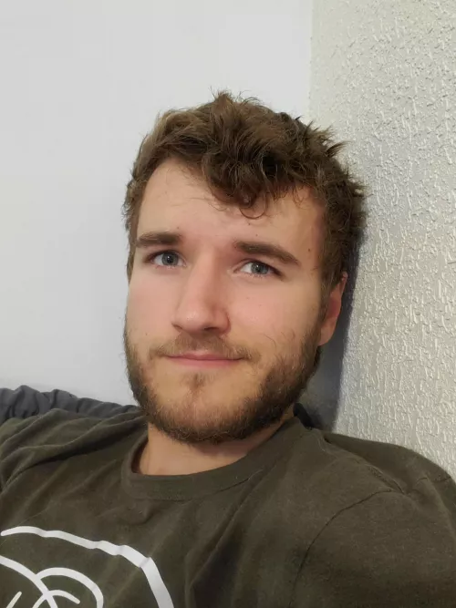 Lonely and bored if anyone wants to talk! Lonely and bored if anyone wants to talk!