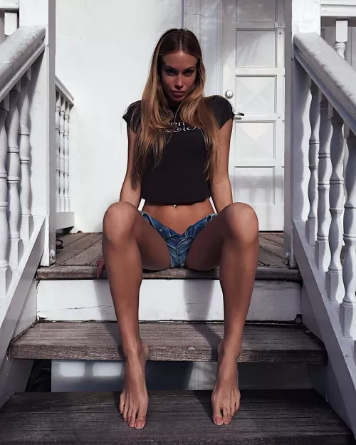 Long legs and feet