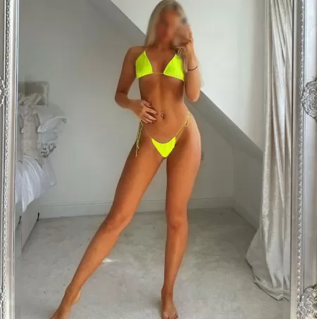 Long legs, pretty waist, new bikini is what makes me a devoted bimbo π
 Long legs, pretty waist, new bikini is what makes me a devoted bimbo π