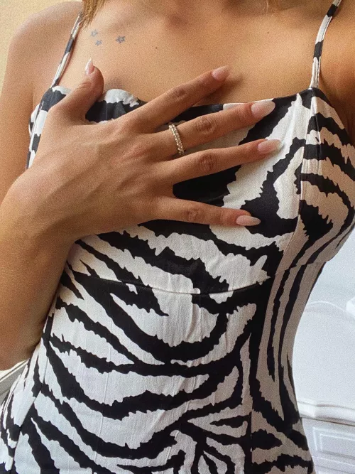 Long nails and hot dress๐