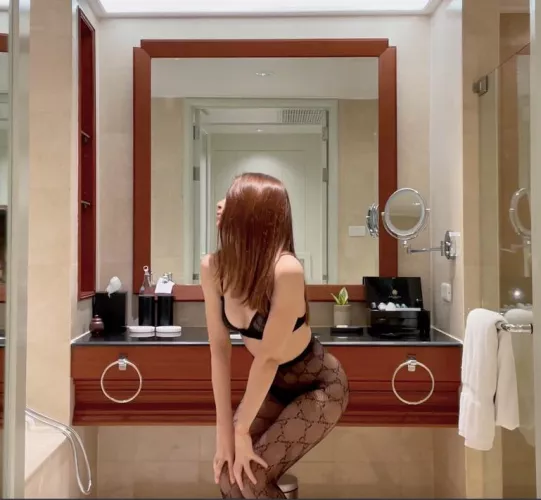 Look at my curves in those stockings 😈🔥 like or not?