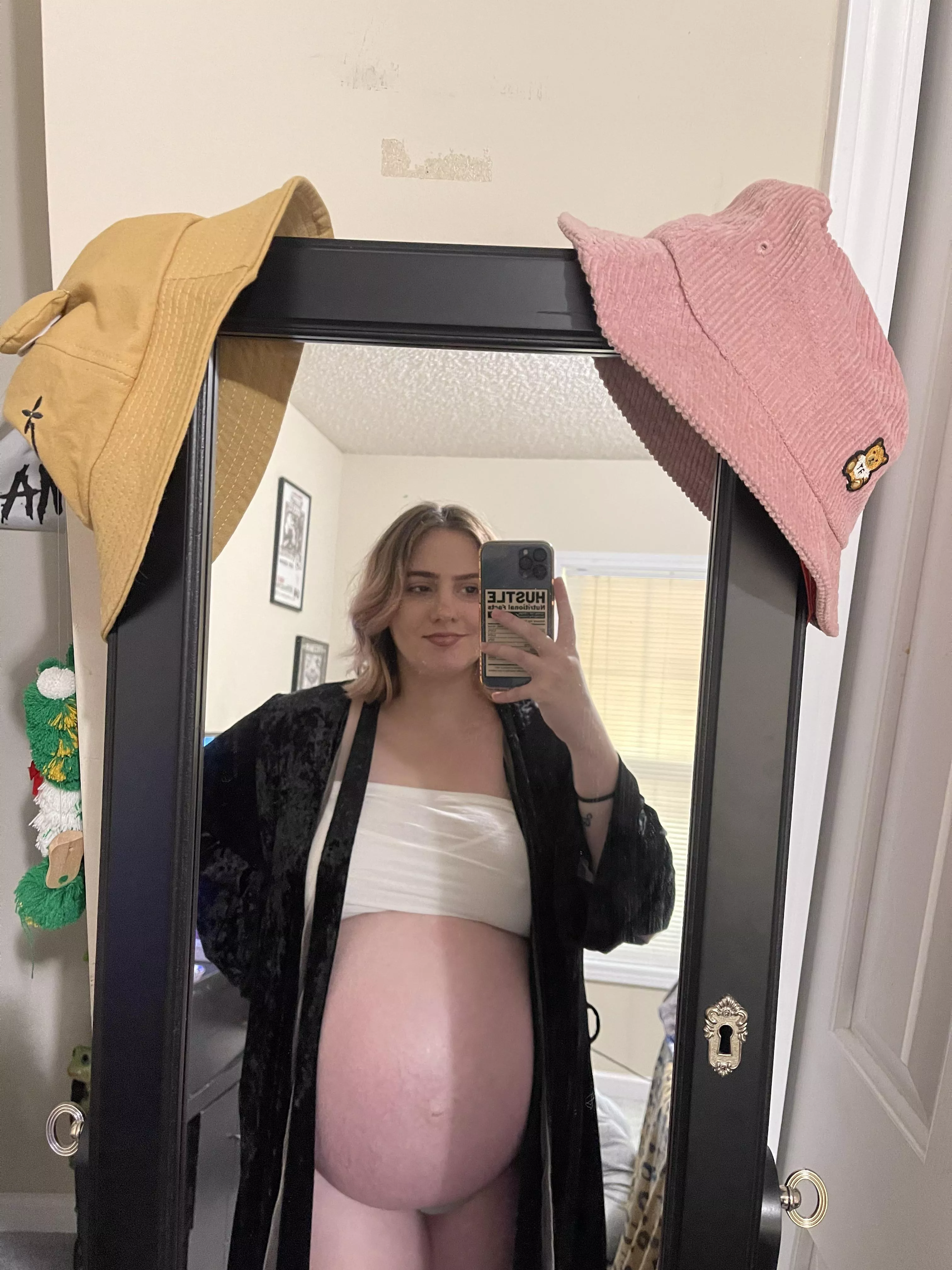 look at that belly 😍 if you wanna see more DM me, have a lot of premade content just waiting to be viewed 🙃