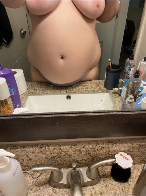 Look at that fupa resting on the counter. 🥵🥵