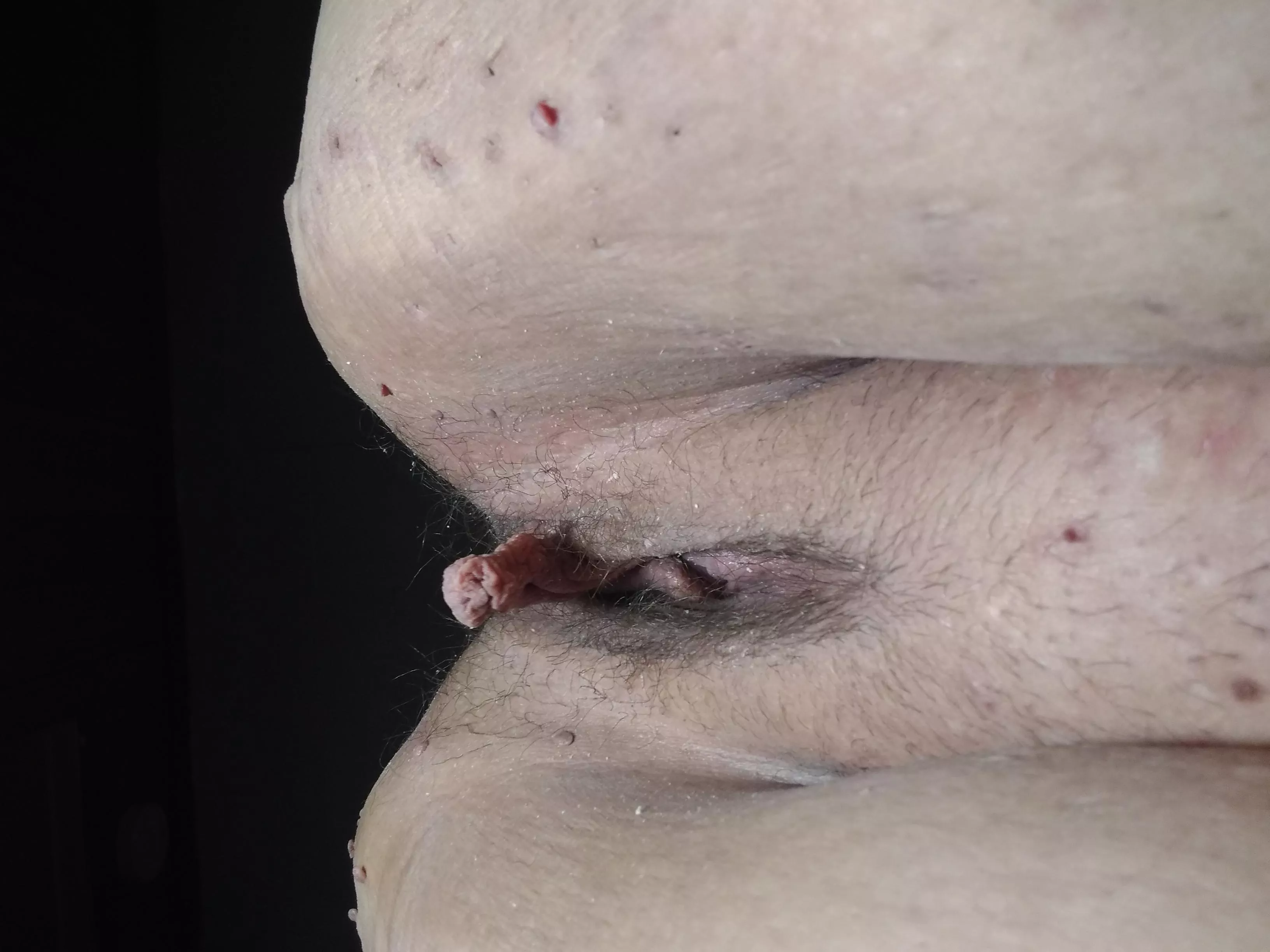 Look at that pussy!!! Meaty labia just hanging down waiting for some love. Look at that pussy!!! Meaty labia just hanging down waiting for some love.
