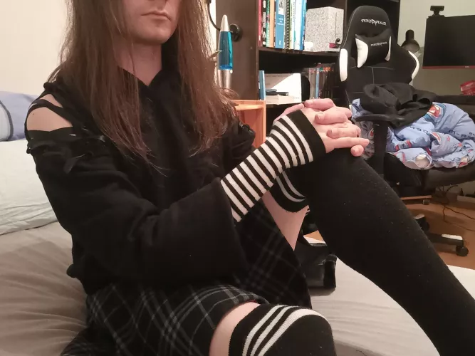 ~ Look at the way he is sitting. Yes, very distinguished. ~ ~ Look at the way he is sitting. Yes, very distinguished. ~