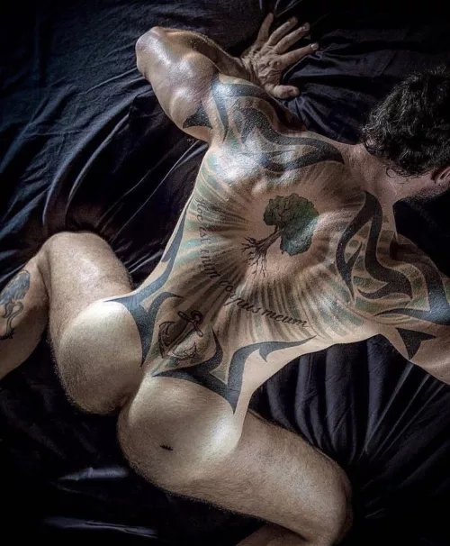 Look at this man’s arse