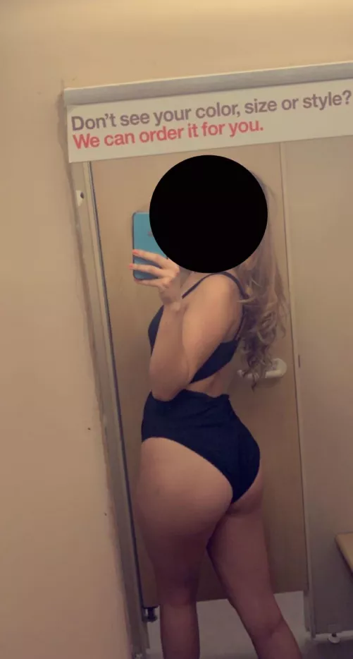 Looking for a bull to give my girlfriend what sheβs been wanting, dm.