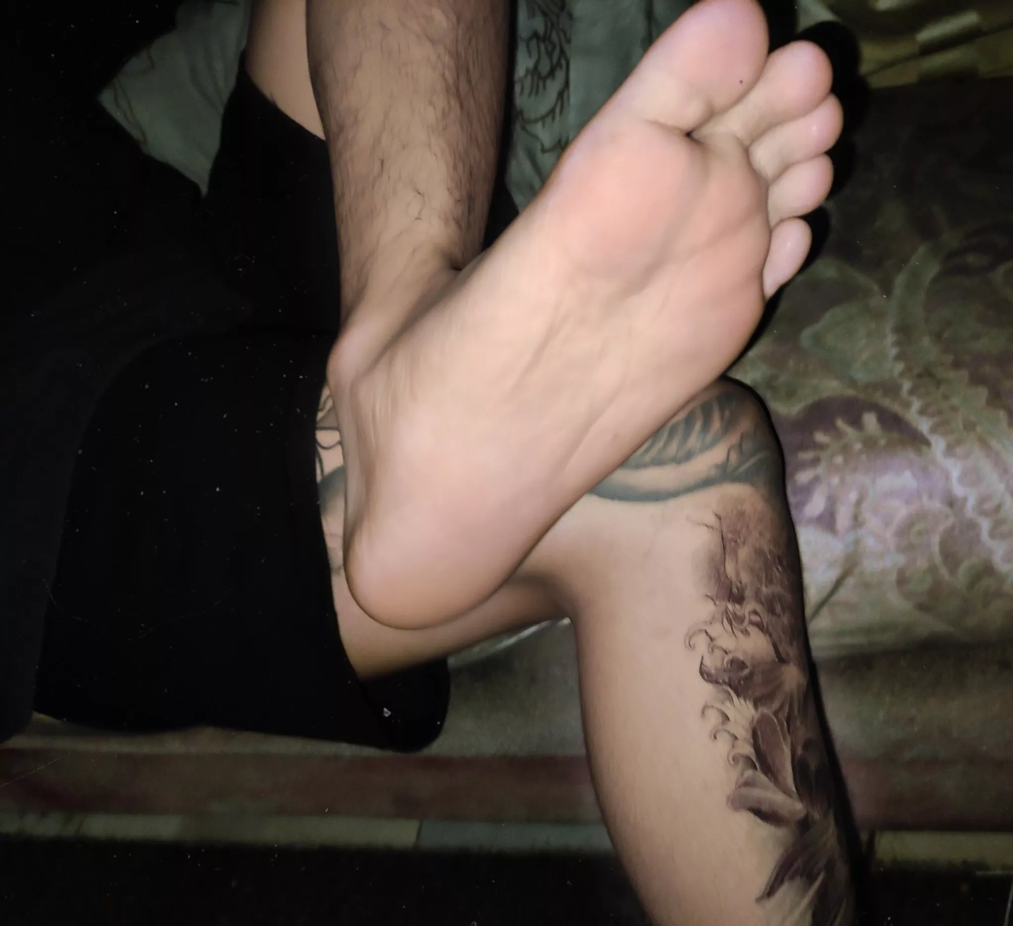 Looking for a loser to lick my foot👣😏