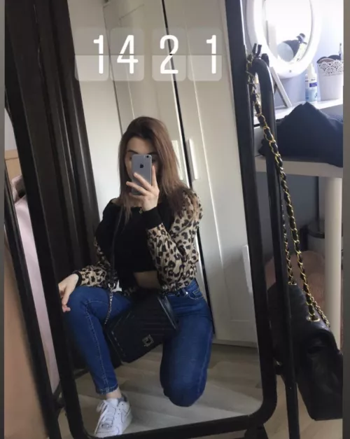 Looking for huge bbc to make video of cumming on my girlfriend face photo ? bigger better. Dm me