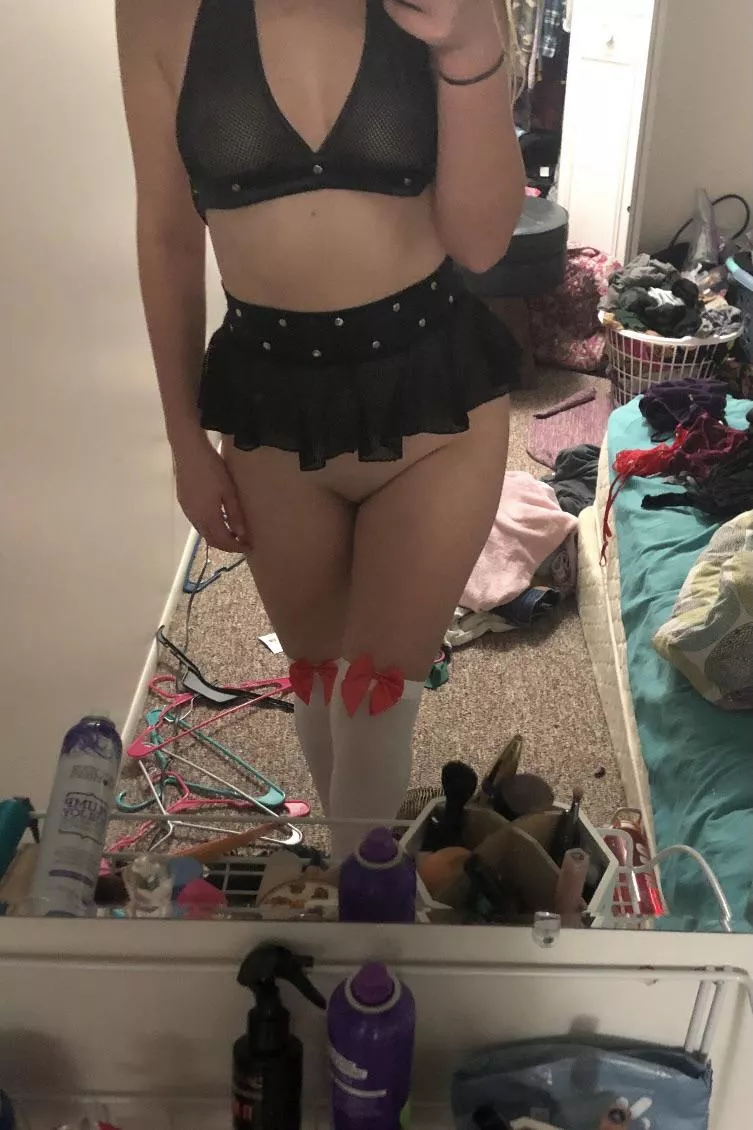 Looking to trade pics of my sexy fiancé for yours😜 Looking to trade pics of my sexy fiancé for yours😜