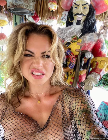 Looks like she's got nice nipples. 😁 Looks like she's got nice nipples. 😁