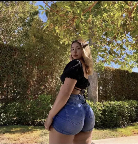 Lord have mercy π© what an ass especially in those shorts