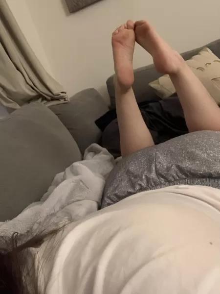 Lounging with these pretty soles in need of a good, firm rubπ