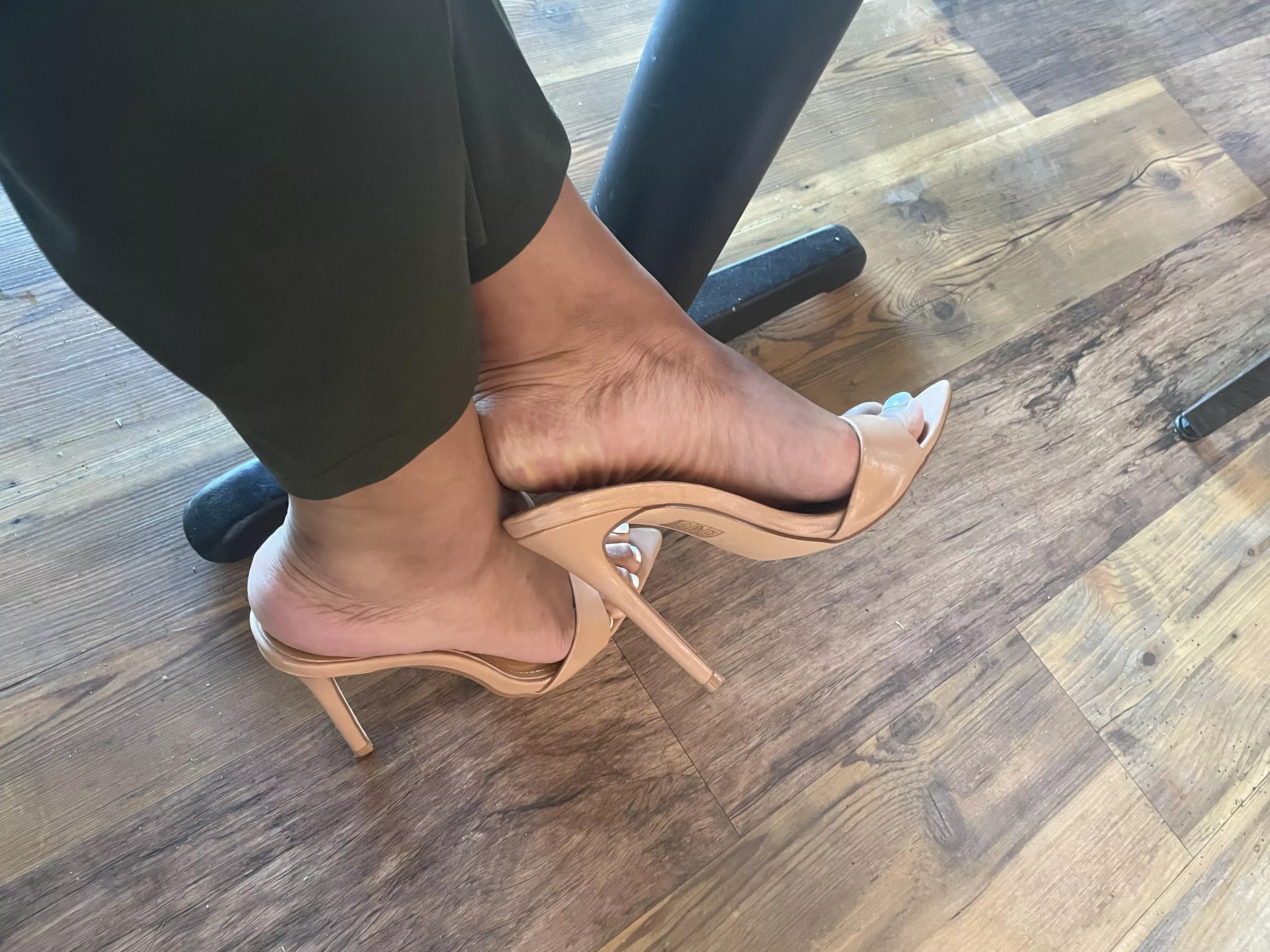 Love a nude heel for brunch ☕️🧇 Love a nude heel for brunch ☕️🧇