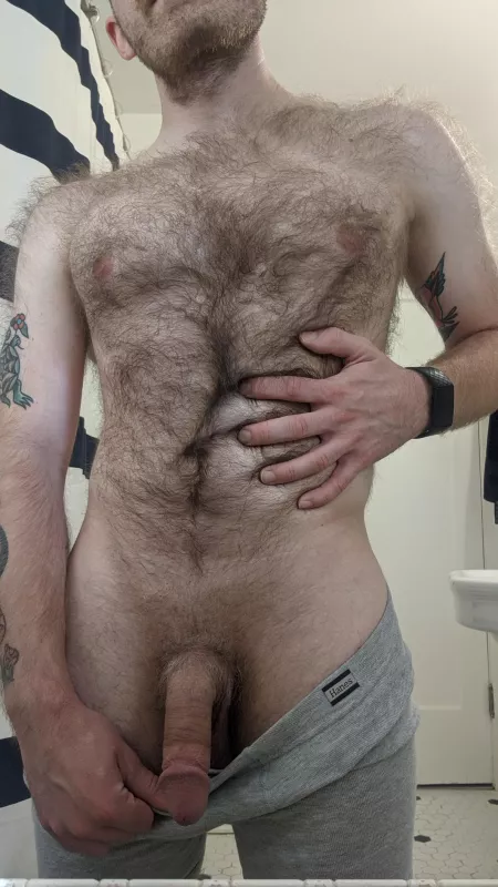 Love feeling my hairy stomach 🤤