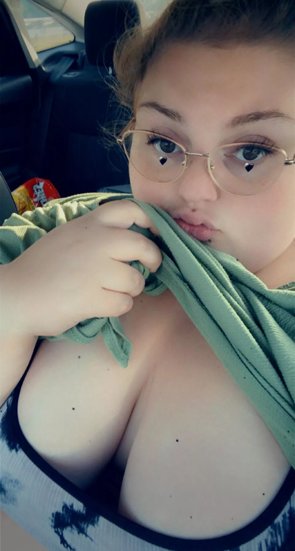 Love flashing my tits in the car Love flashing my tits in the car