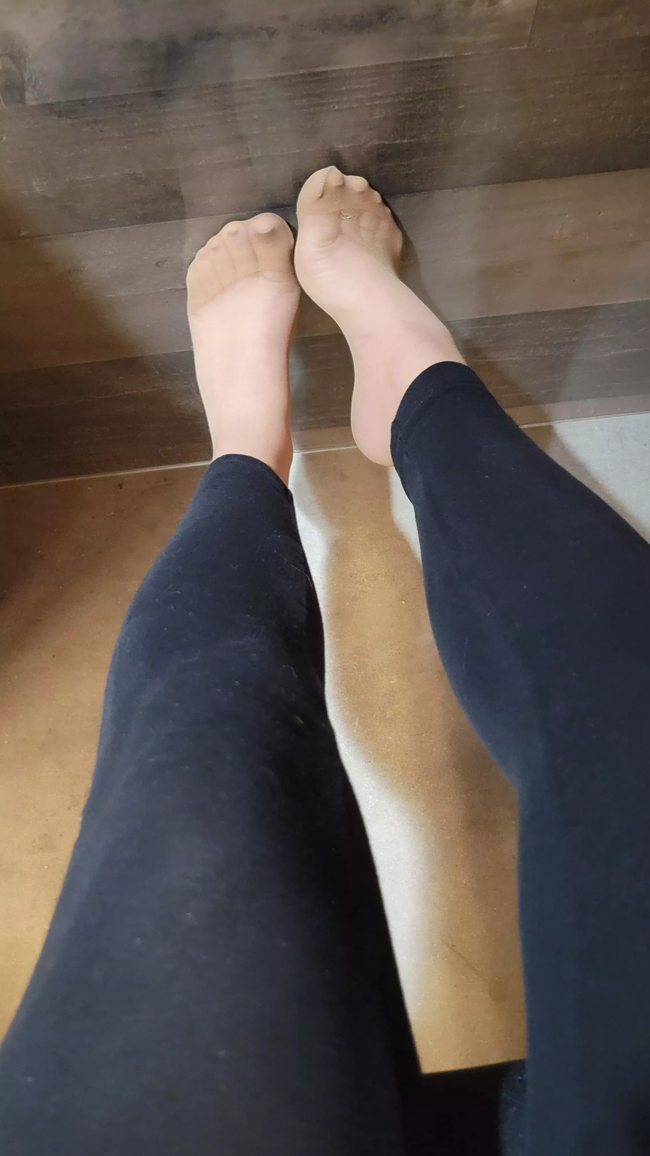 Love having my nylon toes out at work 🤭